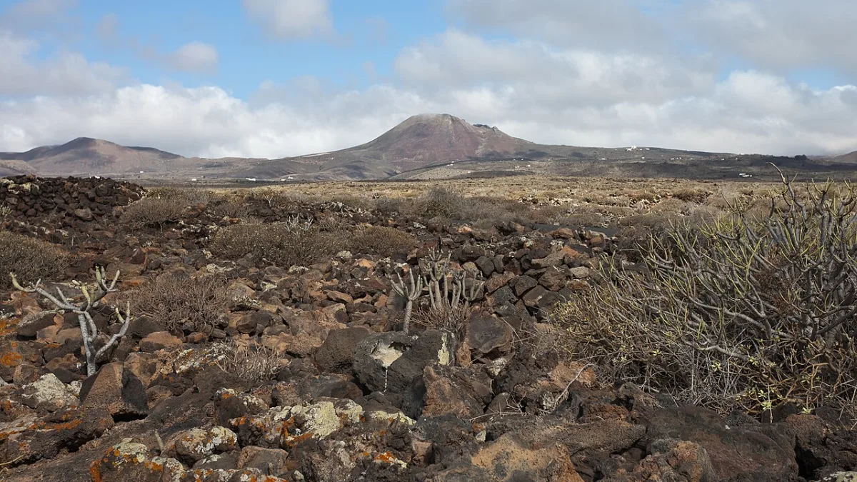 Paisaje Volcánica con el Volcán de la Corona desde la Cueva de los Verdes