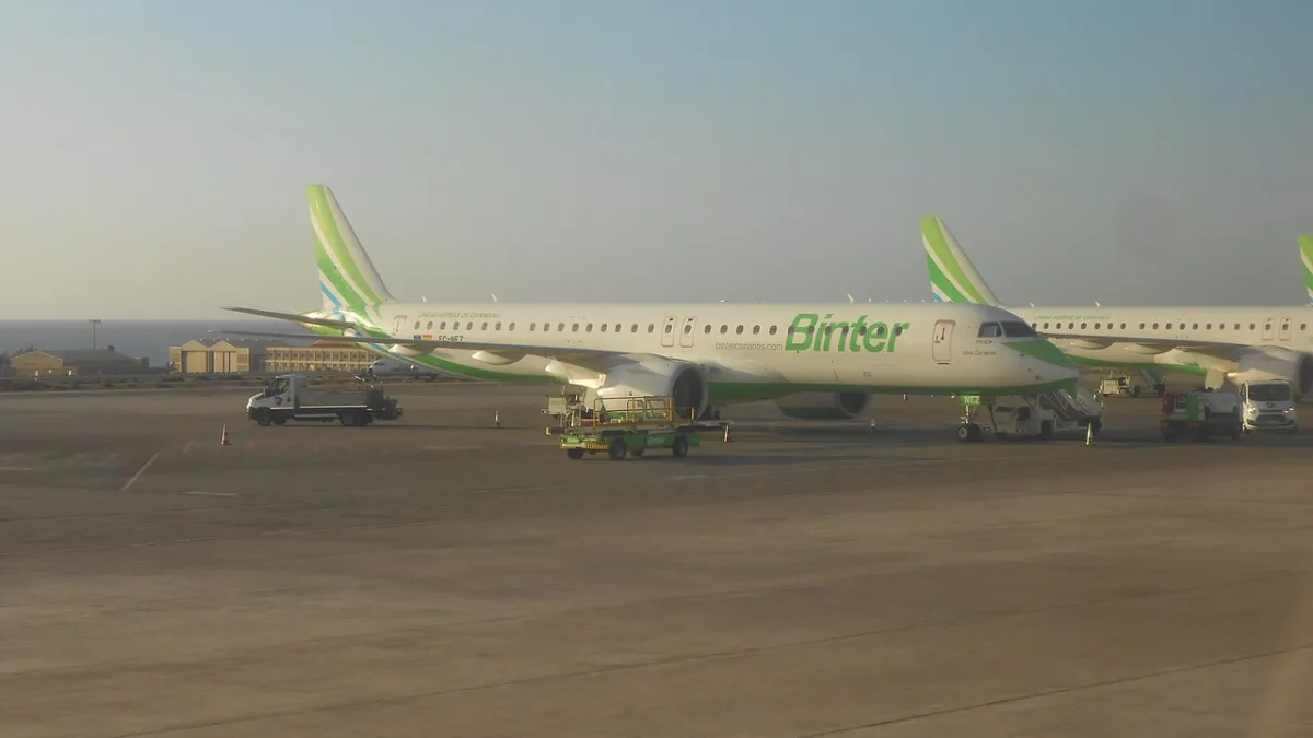 Embraer 195-E2 (EC-NEZ) de Binter Canarias à l'aéroport de Grande Canaries