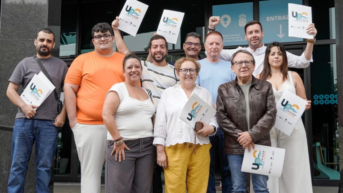 Grupo de personas con papeletas de UPC ante el Registro General
