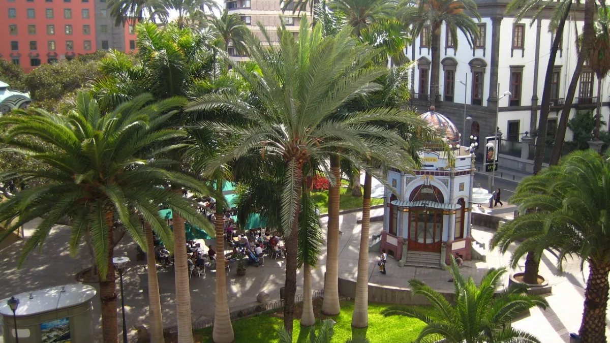 Modernist kiosk in San Telmo park . In the background on the right, the military government building. Las Palmas de Gran Canaria ( Spain ).