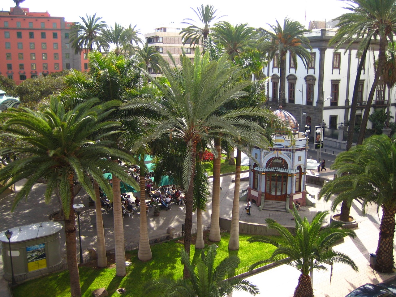 Modernist kiosk in San Telmo park . In the background on the right, the military government building. Las Palmas de Gran Canaria ( Spain ).