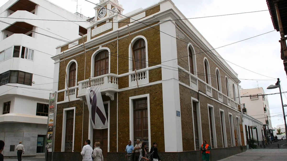 Fachada del Ayuntamiento de San Bartolomé con un lazo negro de luto