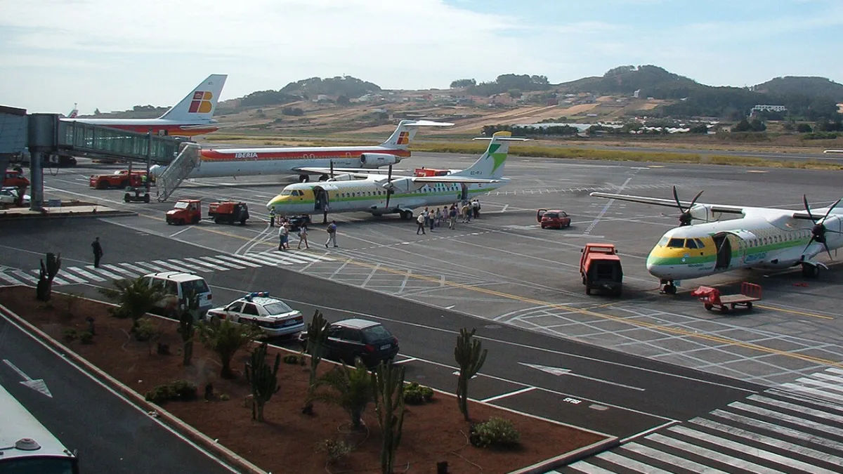 Aviones de Iberia y Binter en la plataforma de un aeropuerto