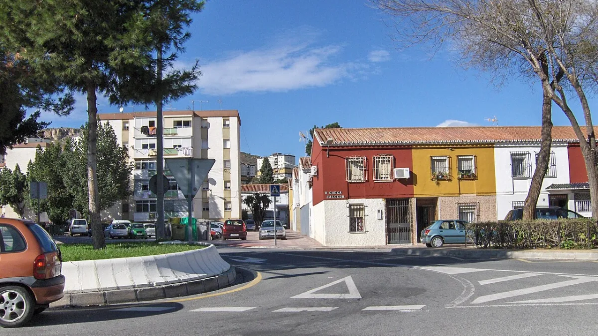 Bloques de viviendas y casas bajas en el cruce de dos calles
