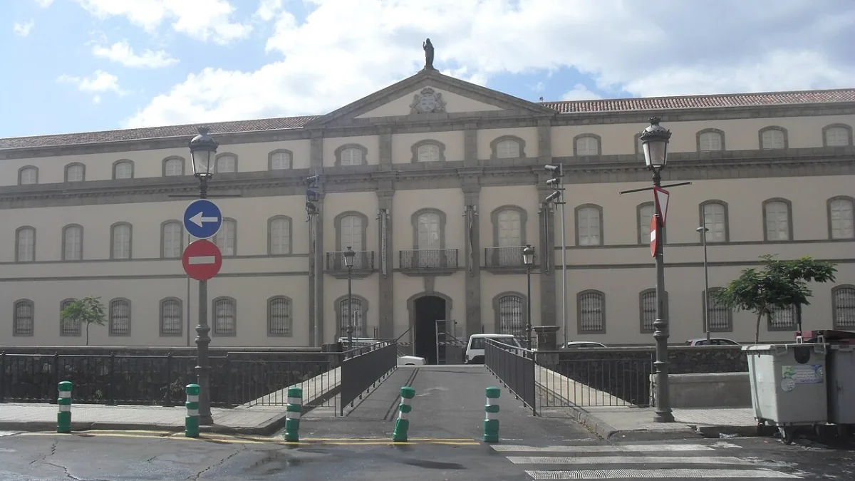 Fachada del Museo de la Naturaleza y el Hombre Santa Cruz de Tenerife