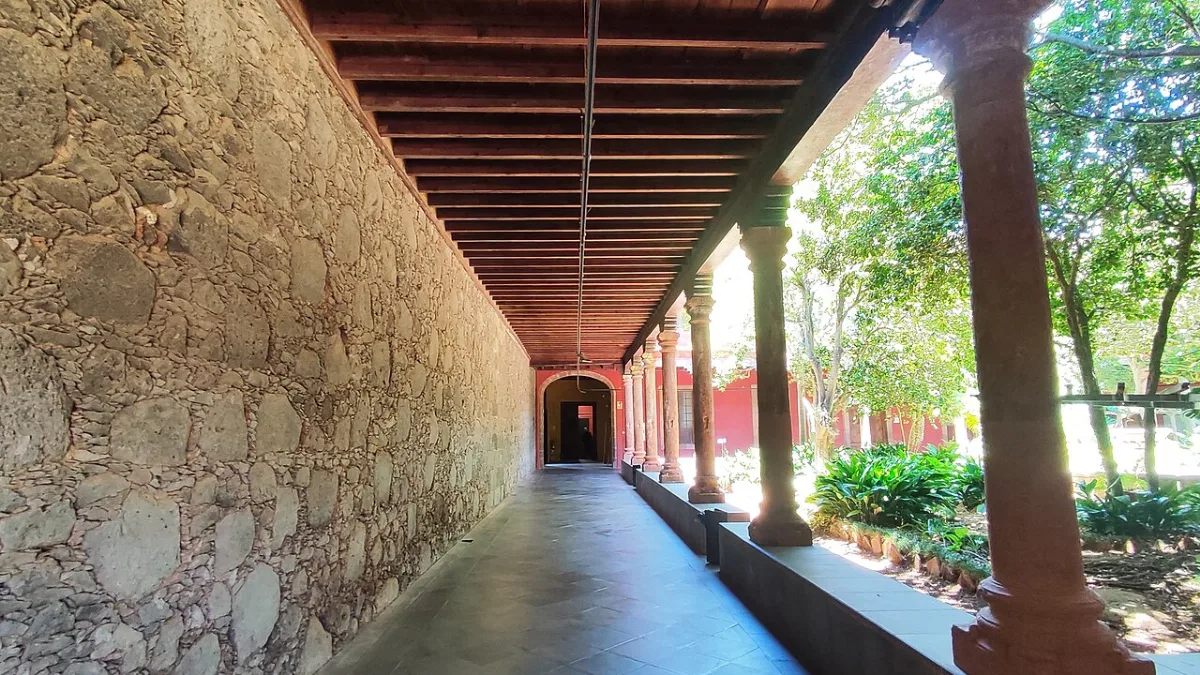 Galería porticada del claustro del IES Canarias Cabrera Pinto, en San Cristóbal de La Laguna, con el patio al fondo