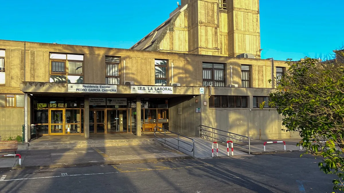 Entrada del IES La Laboral de La Laguna, junto a la Residencia Escolar Pedro García Cabrera