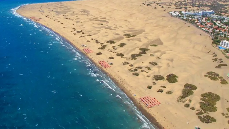 Vista aérea de las dunas de Maspalomas y de la costa turística de San Bartolomé de Tirajana, en Gran Canaria