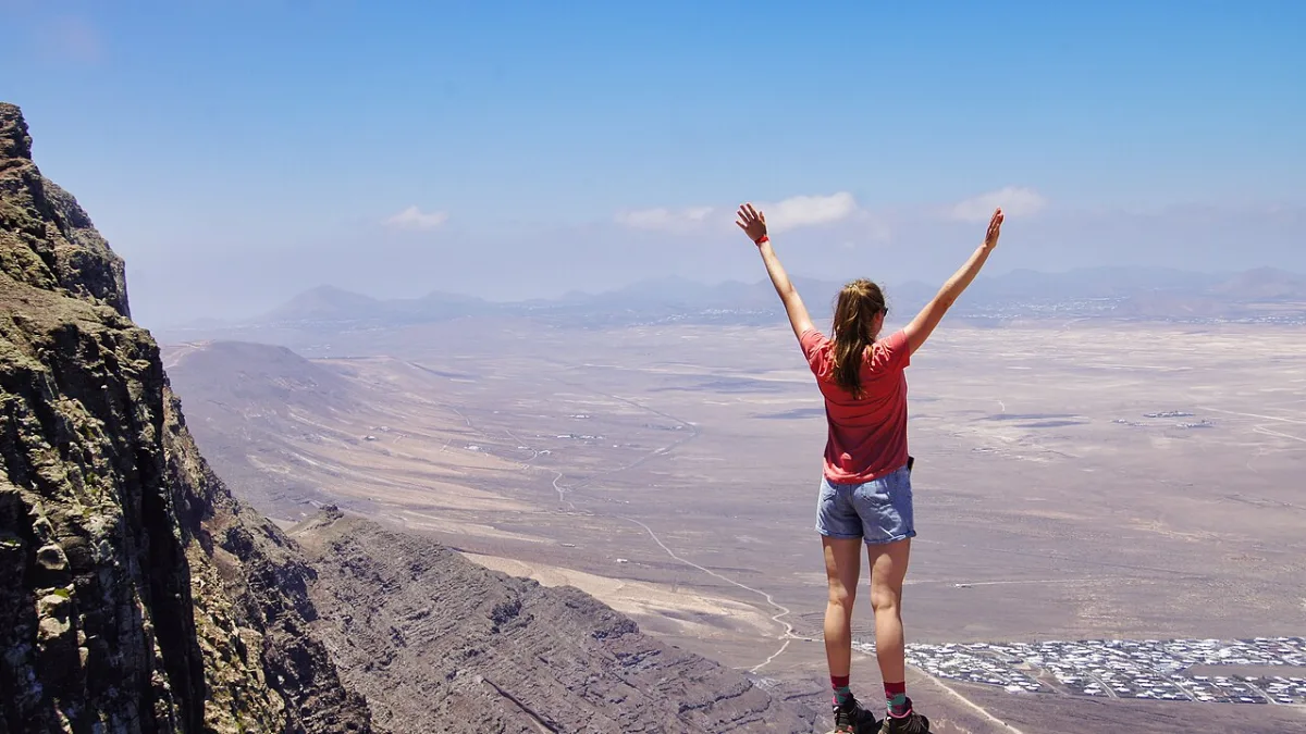 El Risco de Famara, en Lanzarote, con el mar al pie