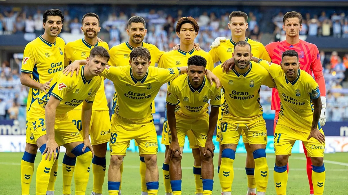 Jugadores de la UD Las Palmas, entre ellos el 21 de Viera, en el playoff ante el Málaga del 10 de junio de 2026 en La Rosaleda